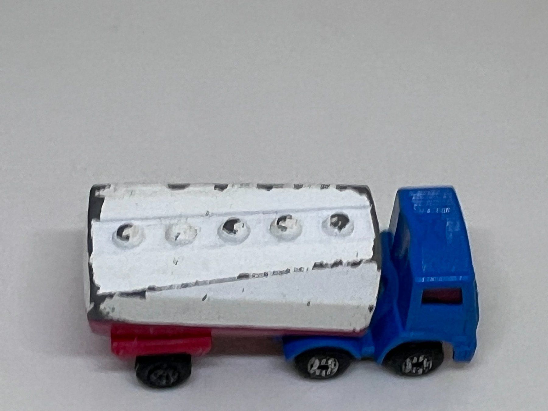 Matchbox Modellini d'auto: Matchbox Freeway Gas Tanker #427 – Usato da Wildegg venduto da LaaBoutique 1