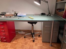 Bürotische und Tablar glas