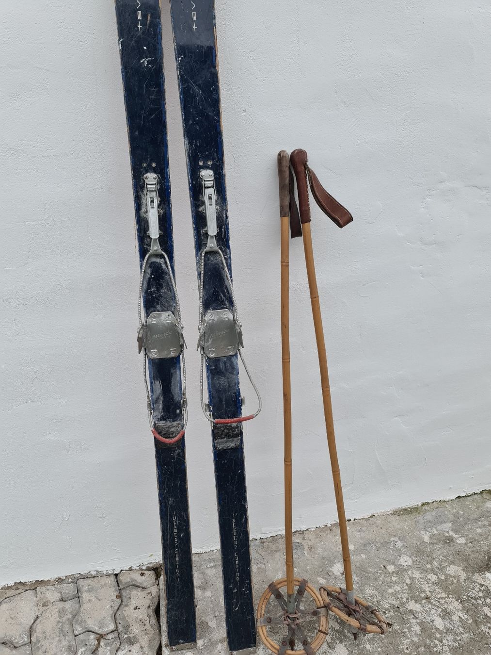 Skis: Antike Ski mit Stöcken – Gebraucht aus Uster von Cruleye 8