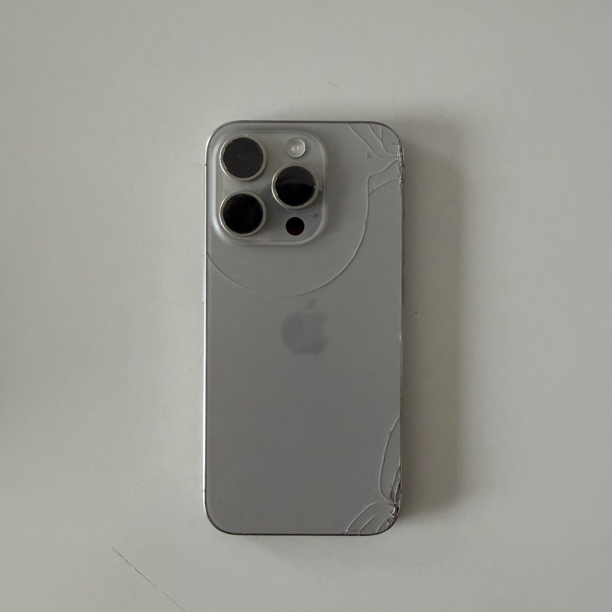 Apple Handys / Smartphones: iPhone 15 Pro Max mit Hülle, Gebrauchsspuren – Gebraucht aus Basel von 2ndhandSwiss 5
