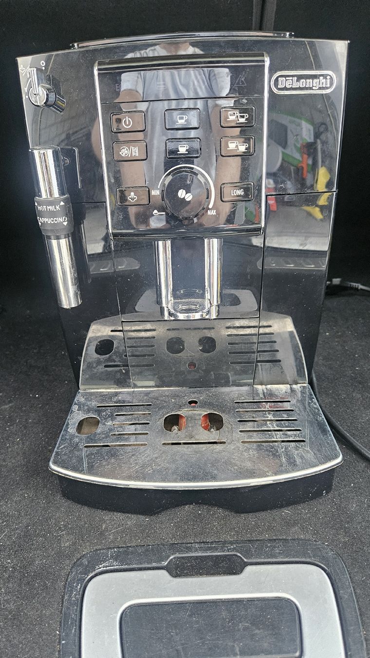 De'Longhi Kaffeemaschinen & Espressomaschinen: DeLonghi Magnifica S Coffee Machine Black Used – Defekt aus Sachseln von laz_65cg