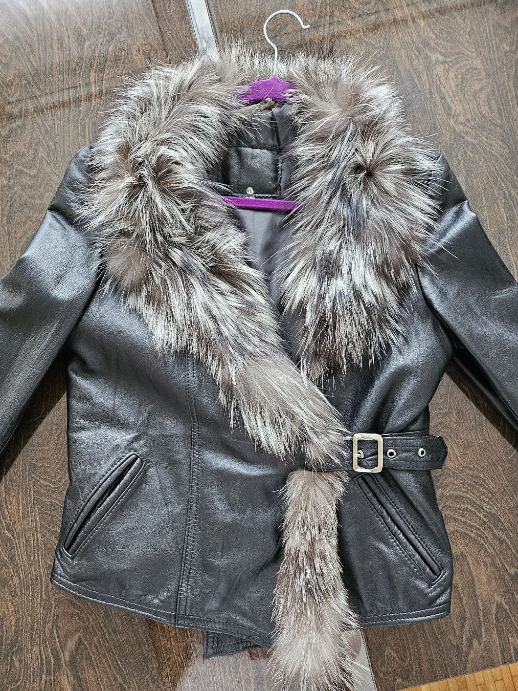 Jacken: Lederjacke mit dem Pelz – Neu (gemäss Beschreibung) aus Rapperswil SG von dslemer