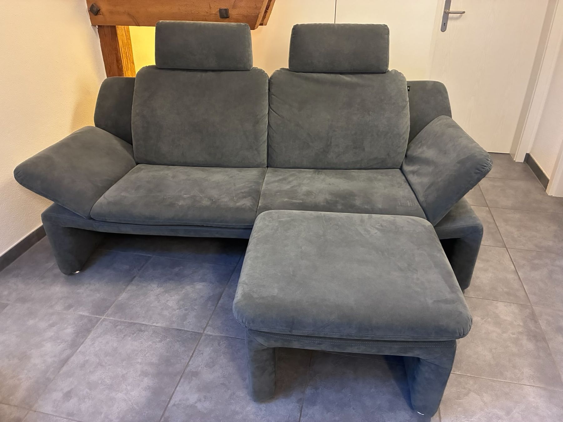 Divani: 2er-Sofa mit Zusatzsessel und Hocker, dunkelgrau – Nuovo (secondo la descrizione) da Sursee venduto da Aniri 1