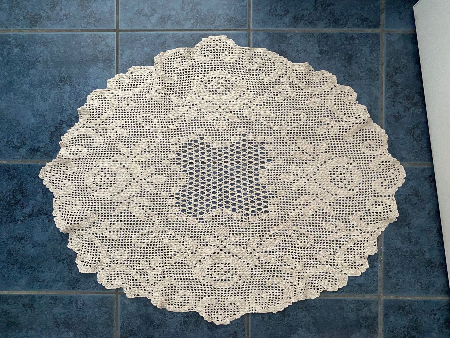 Coperte: gehäkelte Tischdecke, 82cm x 65cm, Handarbeit – Usato da Olten venduto da AH1964 2