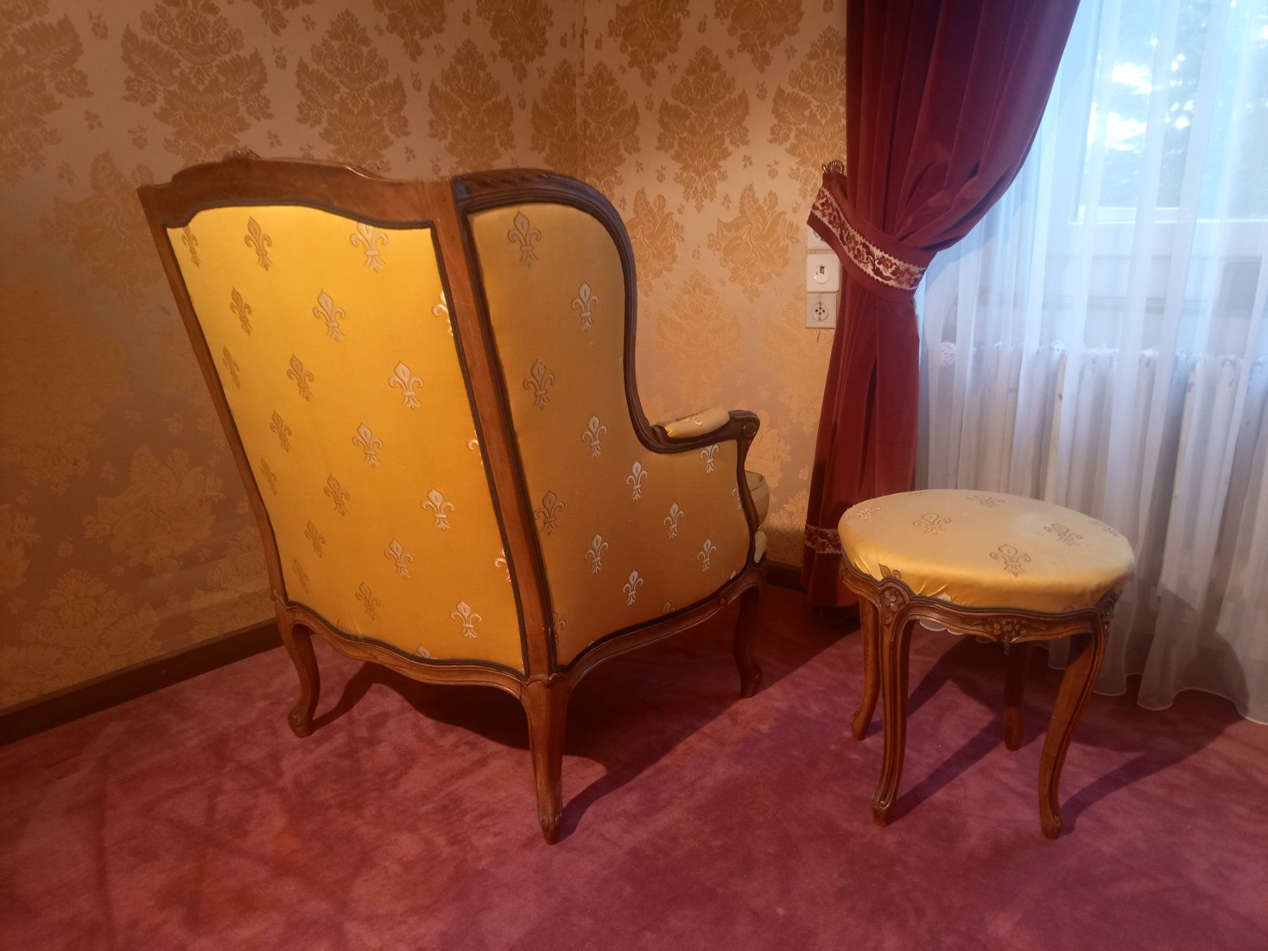 Sessel: Fauteuil à oreilles & Tabouret Style Louis XV – Gebraucht aus Ponts-de-Martel von Henri-Louis 1