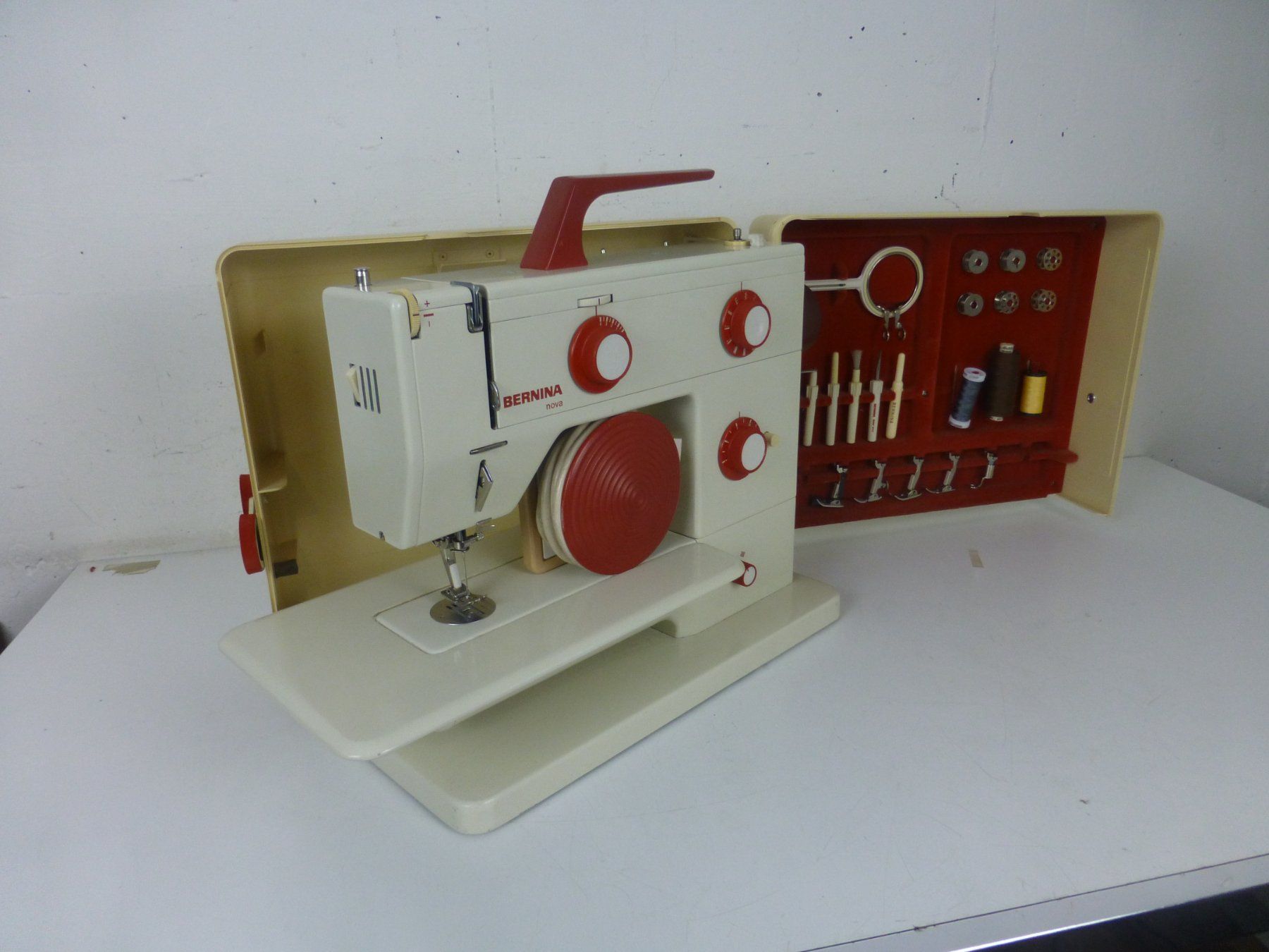 Bernina Macchine da cucire: Bernina nova mit Original Koffer – Usato da Fahrweid venduto da ekv 2