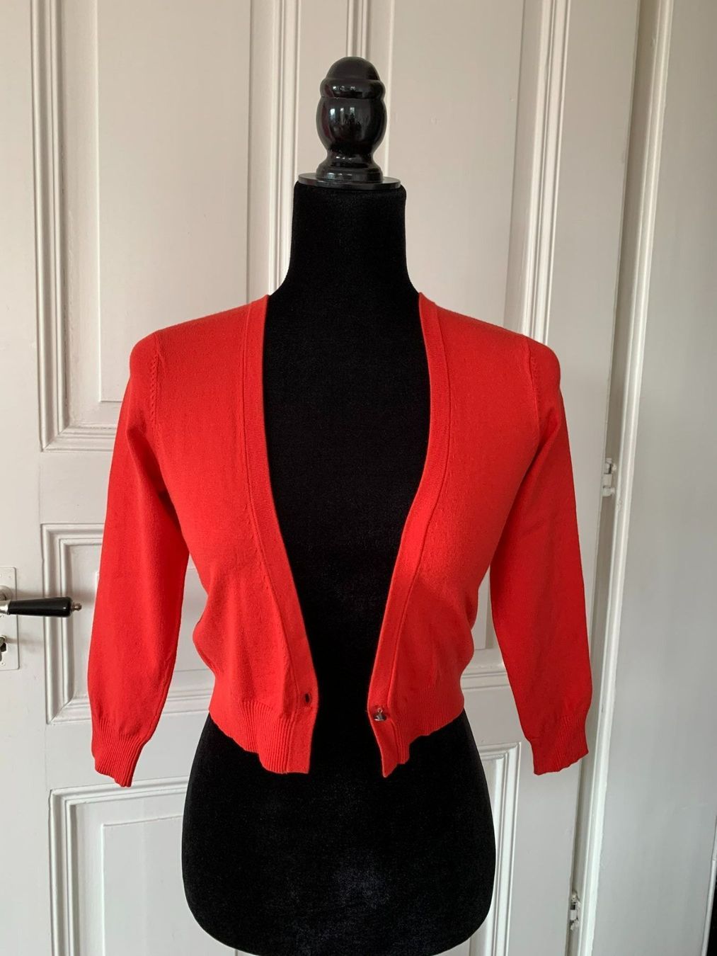 Max Mara Giacche: MAXMARA: Edles rotes Jäcklein mit Glitzerstein-Verschluss, S – Nuovo (secondo la descrizione) da Luzern venduto da paulablue 7
