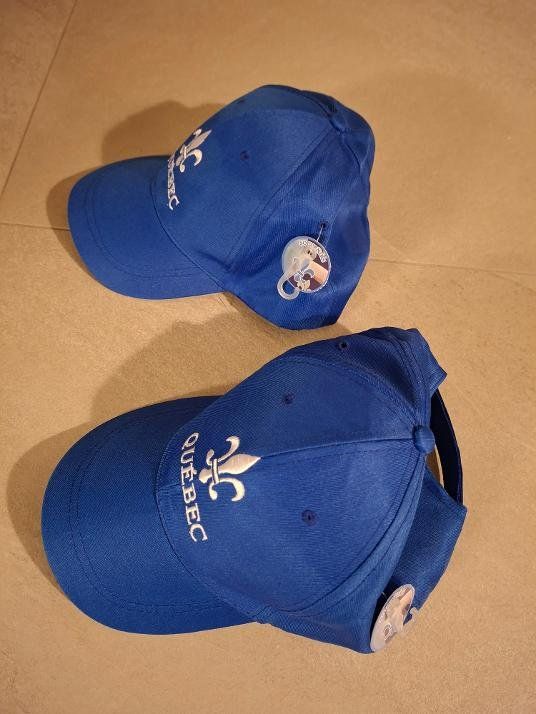 Copricapi, berretti & cappellini: 2 x Quebec Souvenir  Baseballkappe – Nuovo e nell'imballaggio originale da Udligenswil venduto da Leaside 1