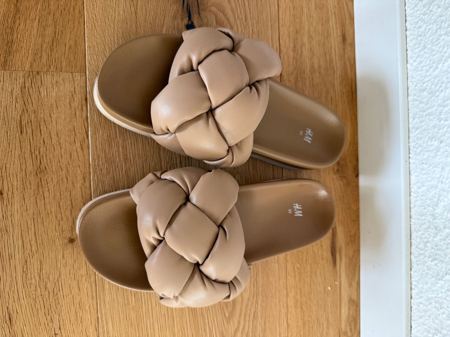 H&M Scarpe da donna: H&M Pantoletten beige Grösse 35 – Usato da Wolfhausen venduto da ladrona
