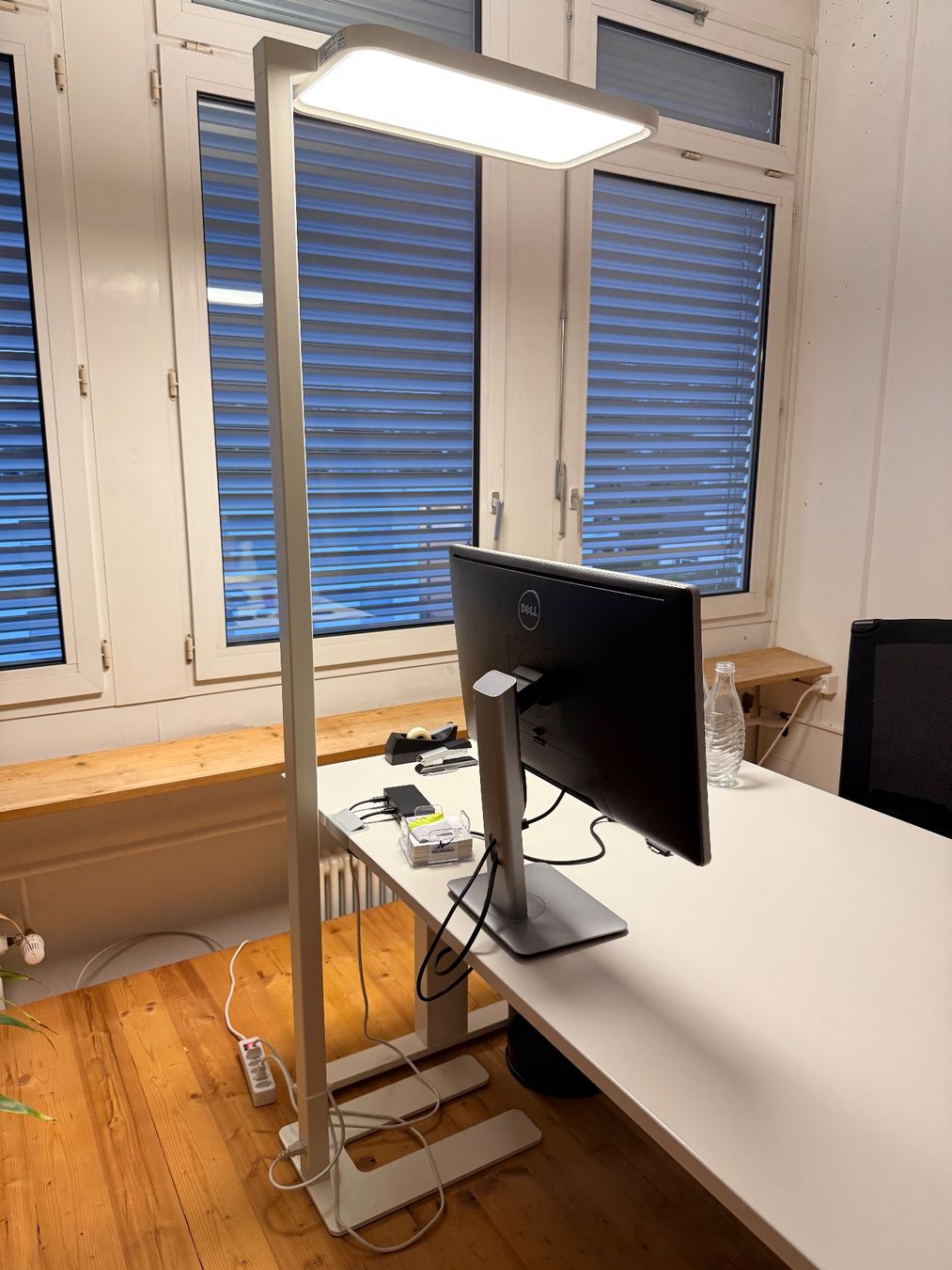 Lampade: Stehleuchte weiss dimmbar Metall mit LED Lampe – Usato da Stäfa venduto da inf_7knz 1