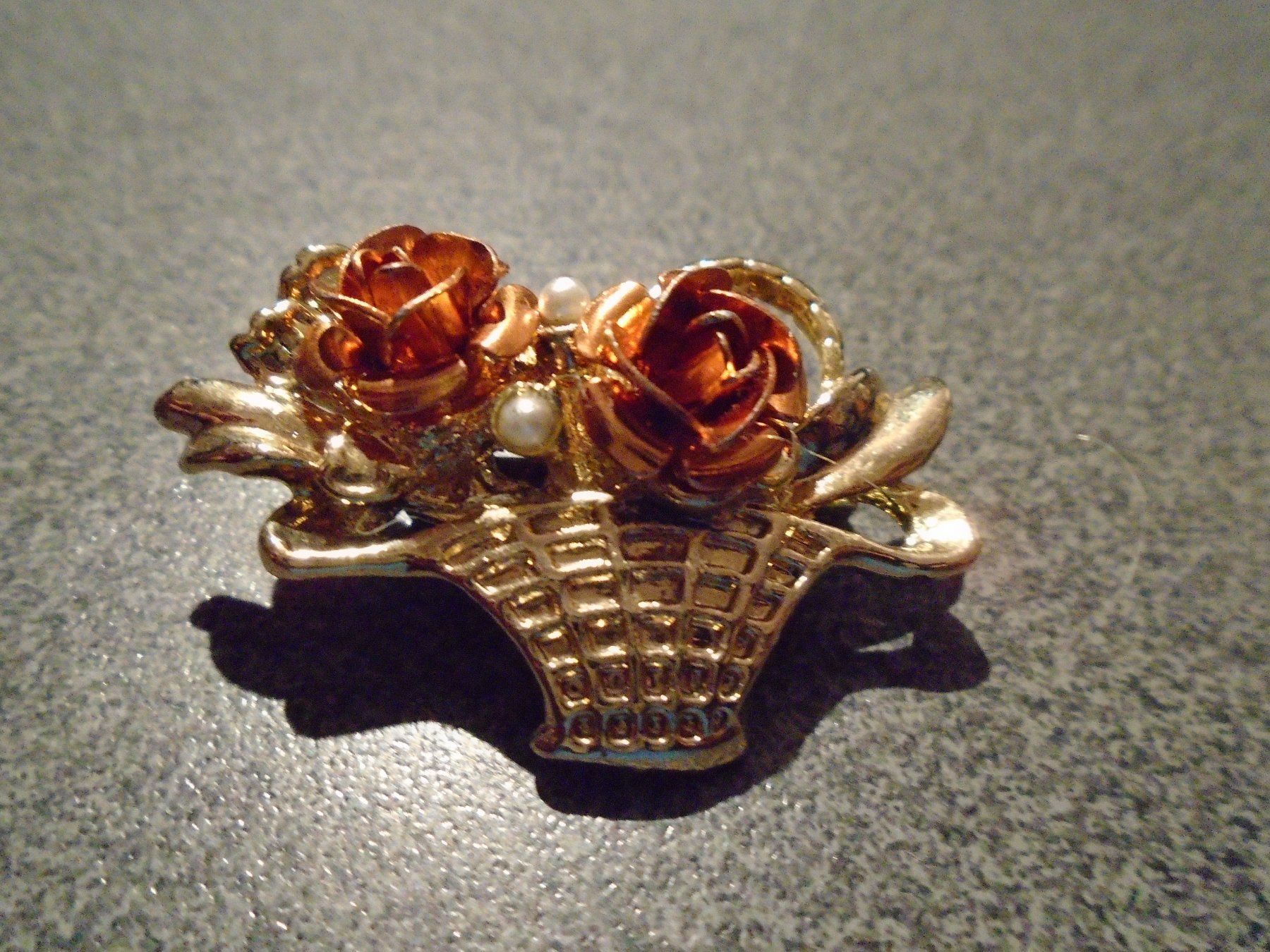 Broschen & Nadeln: Brosche Blumenkorb, goldfarbig / Rosen orange – Gebraucht aus Zürich von abraxas1291