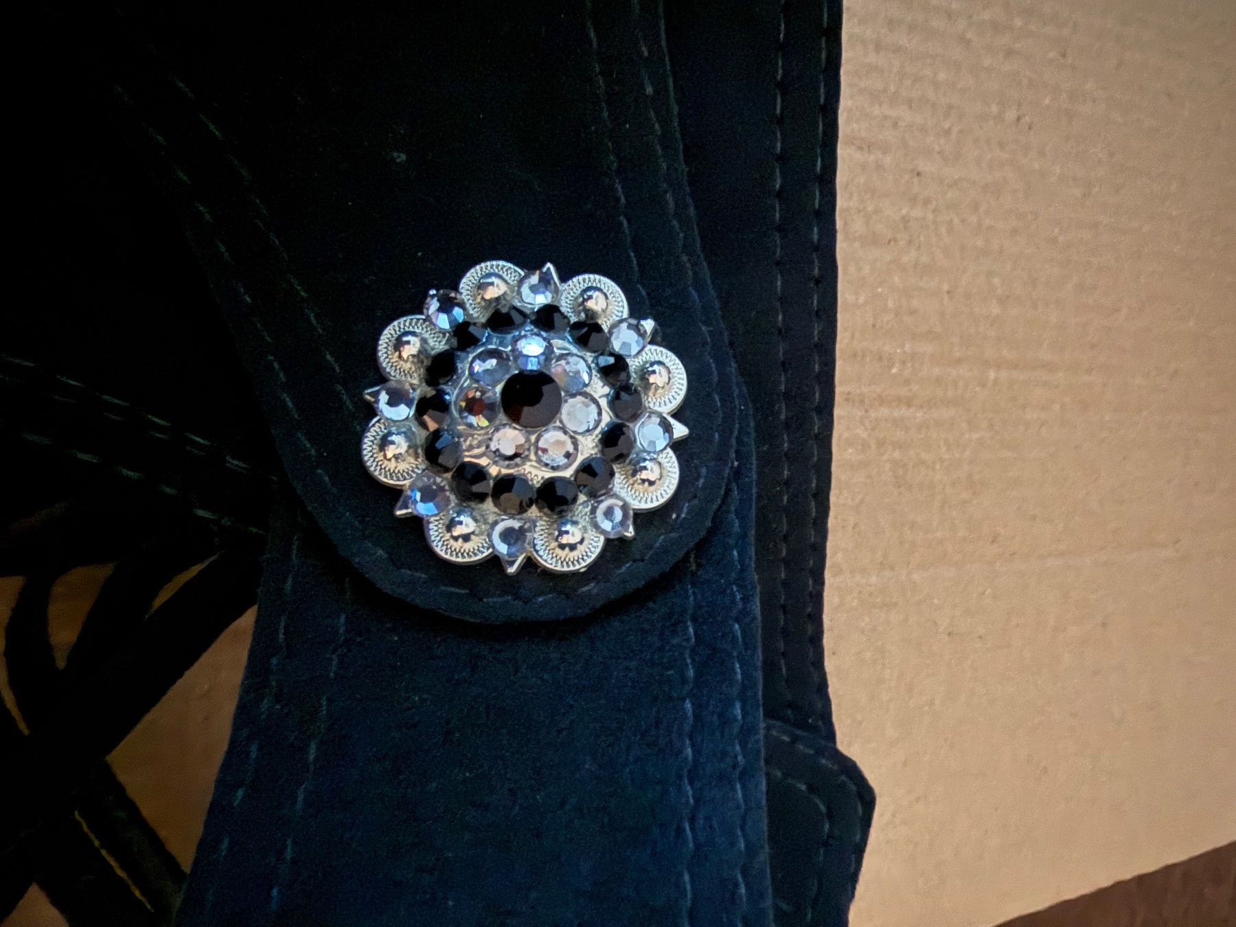 Pantaloni: Chaps mit Fransen und Strass Grösse L neuwertig – Usato da Bözen venduto da caruso5 2
