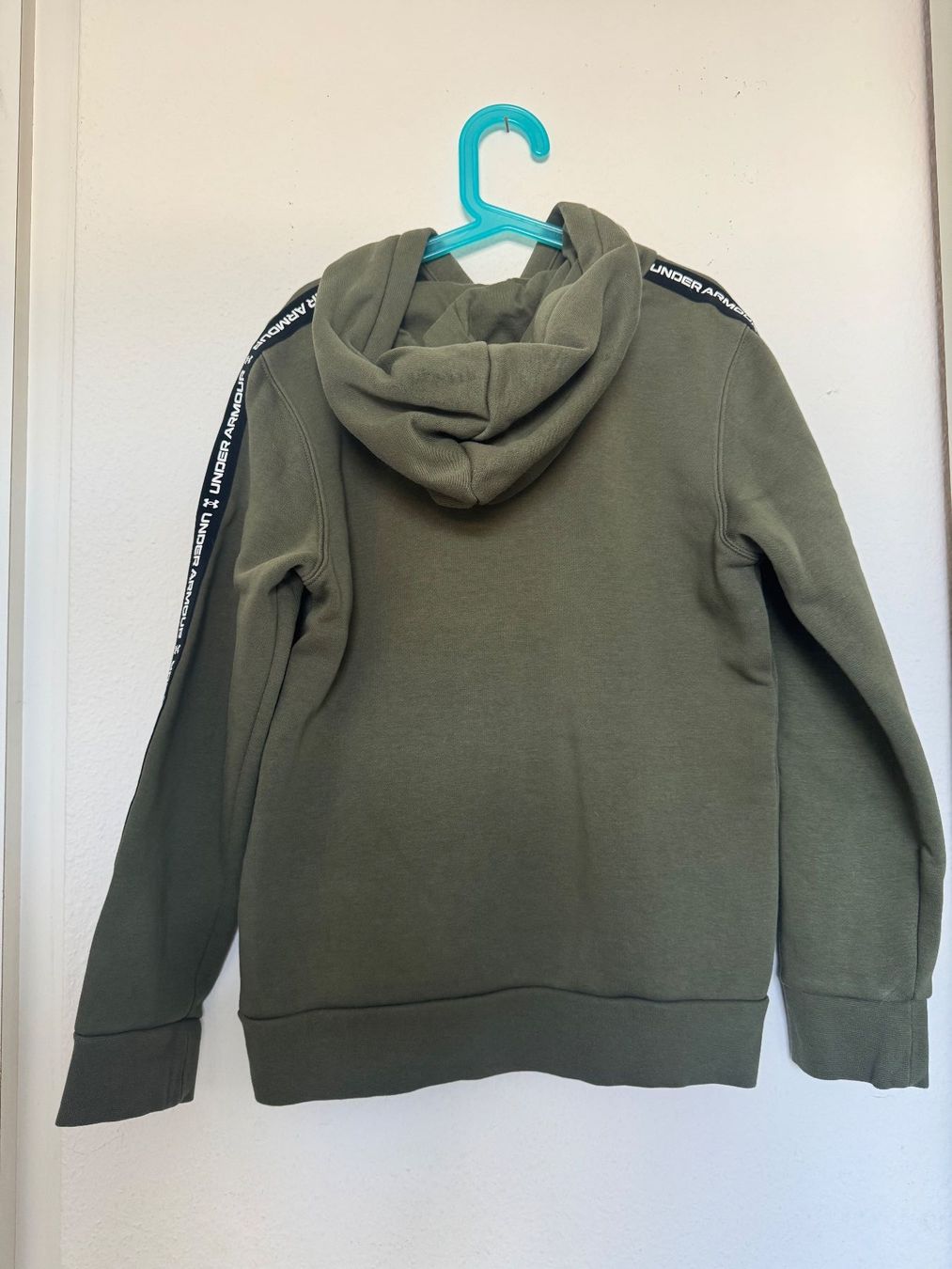 Under Armour Maglioni & Felpe: Sweat à capuche Under Armour olive taille YM – Usato da Chatelaine venduto da lae_7h8n 1