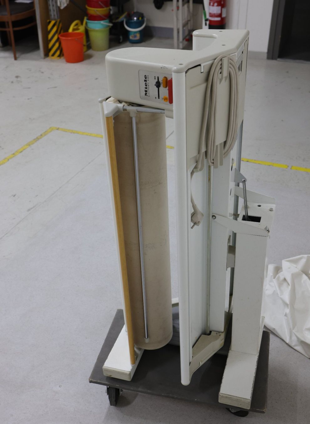 Miele Ferri da stiro: Miele B864 Bügelmaschine – Usato da Volketswil venduto da brockipfannenstil 4