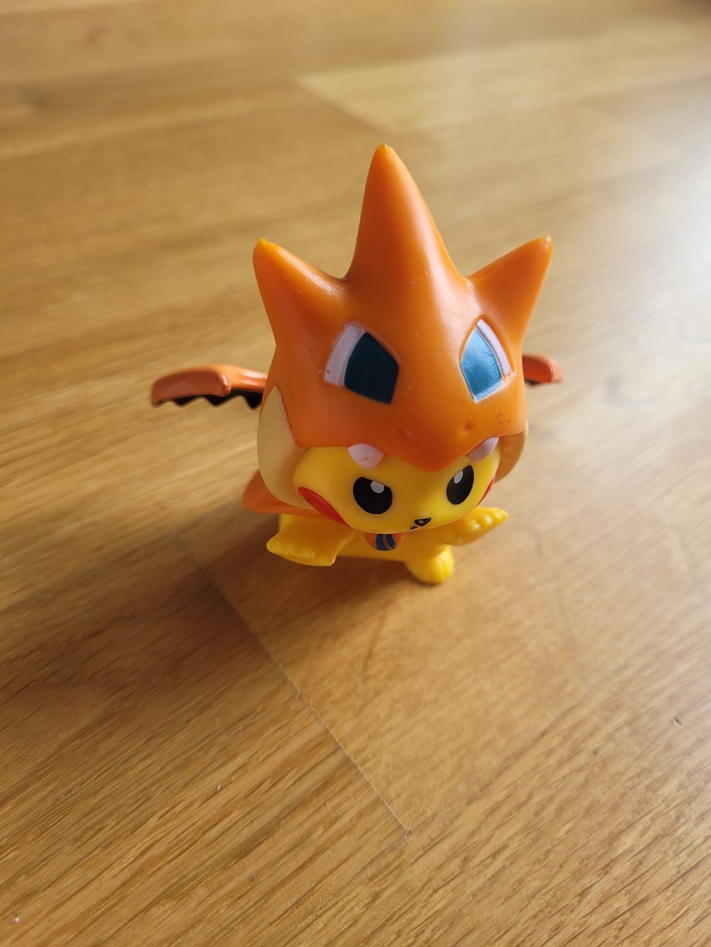 Pokémon Statuette: Pikachu Figur im Glurak-Kostüm – Nuovo (secondo la descrizione) da Basel venduto da Flurmli 1