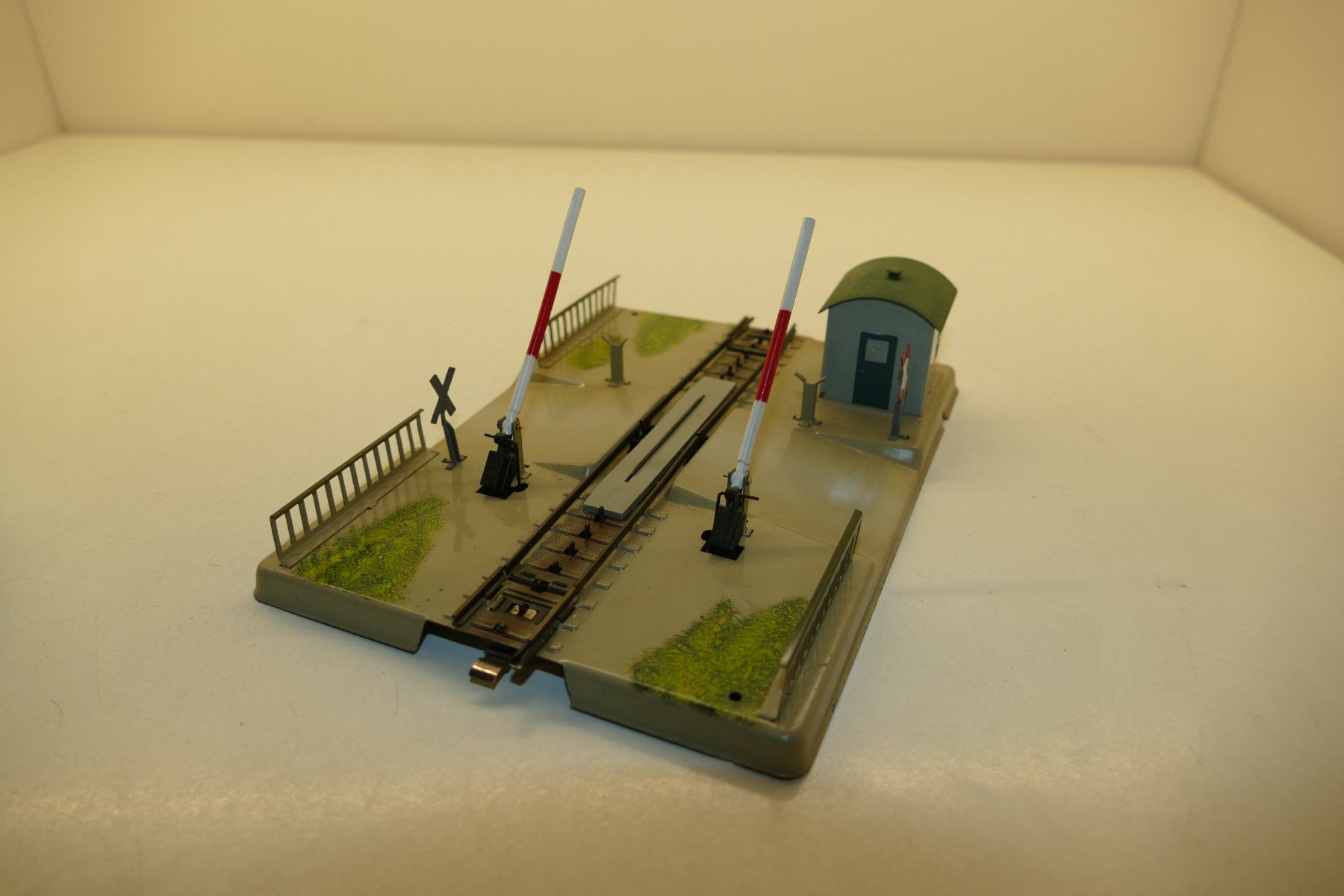 Märklin Modellini di ferrovie: Märklin H0: Mechanischer Bahnübergang – Usato da Niederhasli venduto da rail-duerst 2