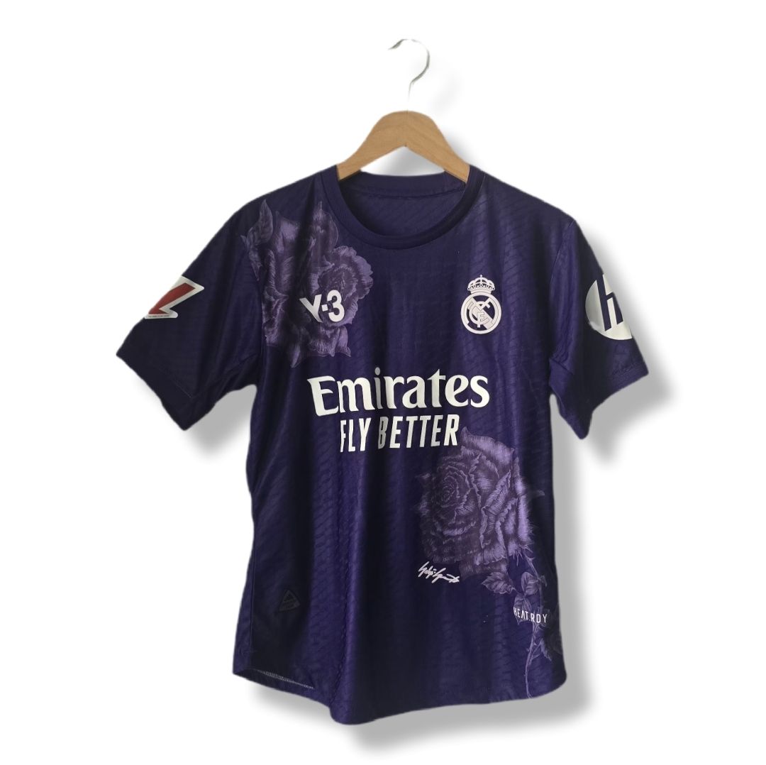 Real Madrid Canottiere & Pantaloni: Maillot Real Madrid Y-3 Violet Fleur - Taille M – Usato da Genève venduto da MariaS2
