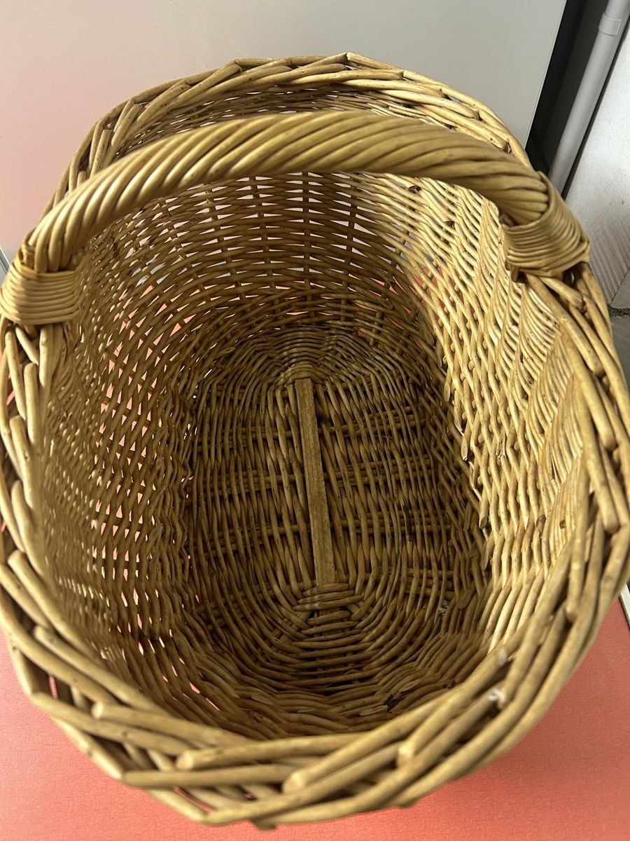 Autres articles pour la maison: Korb Rattankorb mit Henkel oval. – D'occasion à Lanzenhäusern par vic63 1