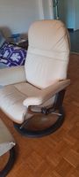 Fauteuil Stressless en cuir crème avec repose-pieds