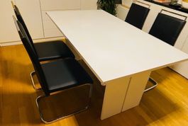 Ein schöner moderner Hochglanztisch