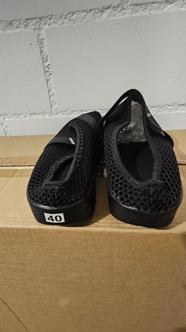 Scarpe da donna: NEUE schwarze Sommer Clogs, Mesh, Gr. 40 - Bequem & Leicht – Nuovo (secondo la descrizione) da Arbon venduto da Flyaway8 1