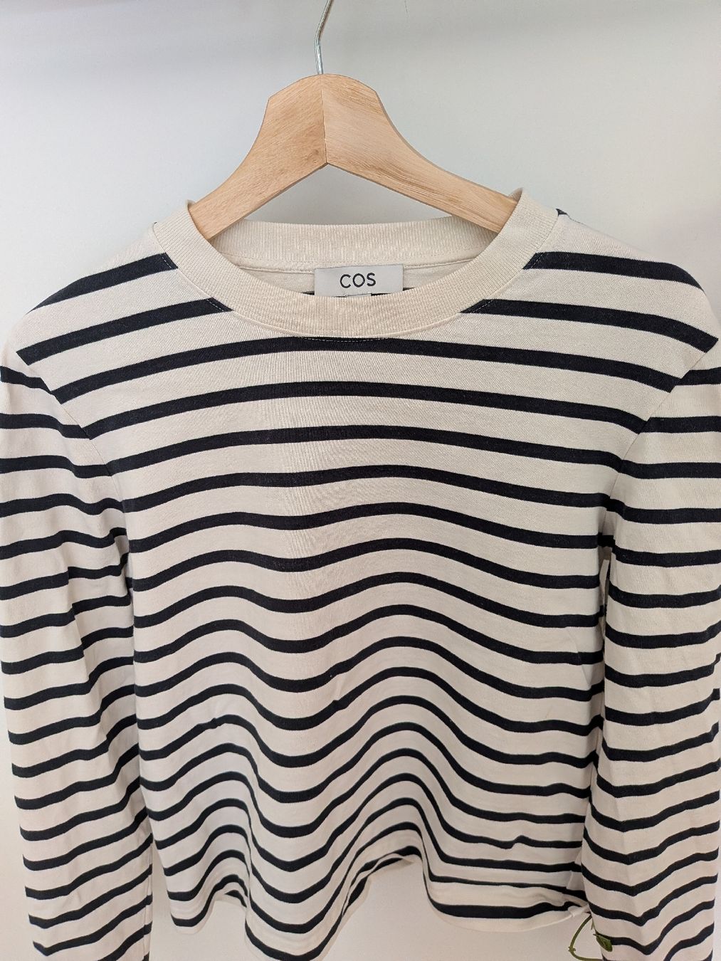 Cos T-Shirts: Gestreiftes COS Langarmshirt – Gebraucht aus Winterthur von Prishy
