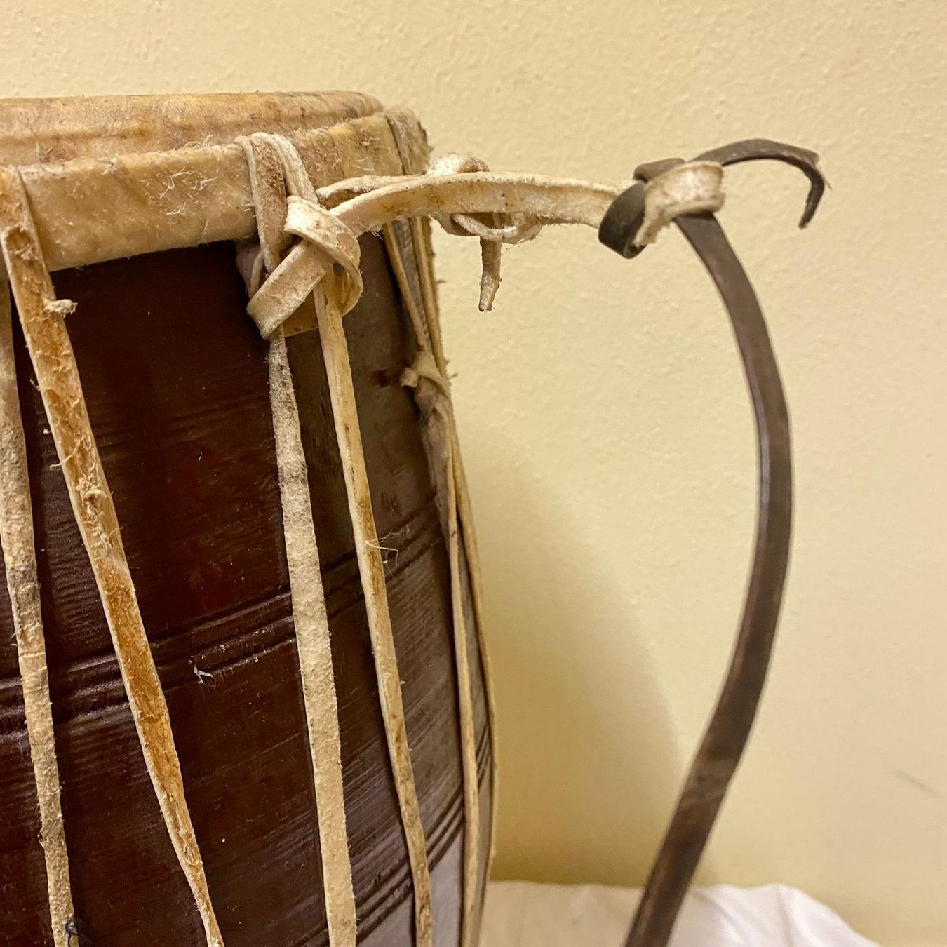 Strumenti musicali: Trommel Dholak, Handarbeit, ca. 48 cm hoch – Usato da Krauchthal venduto da SamsPuce 1