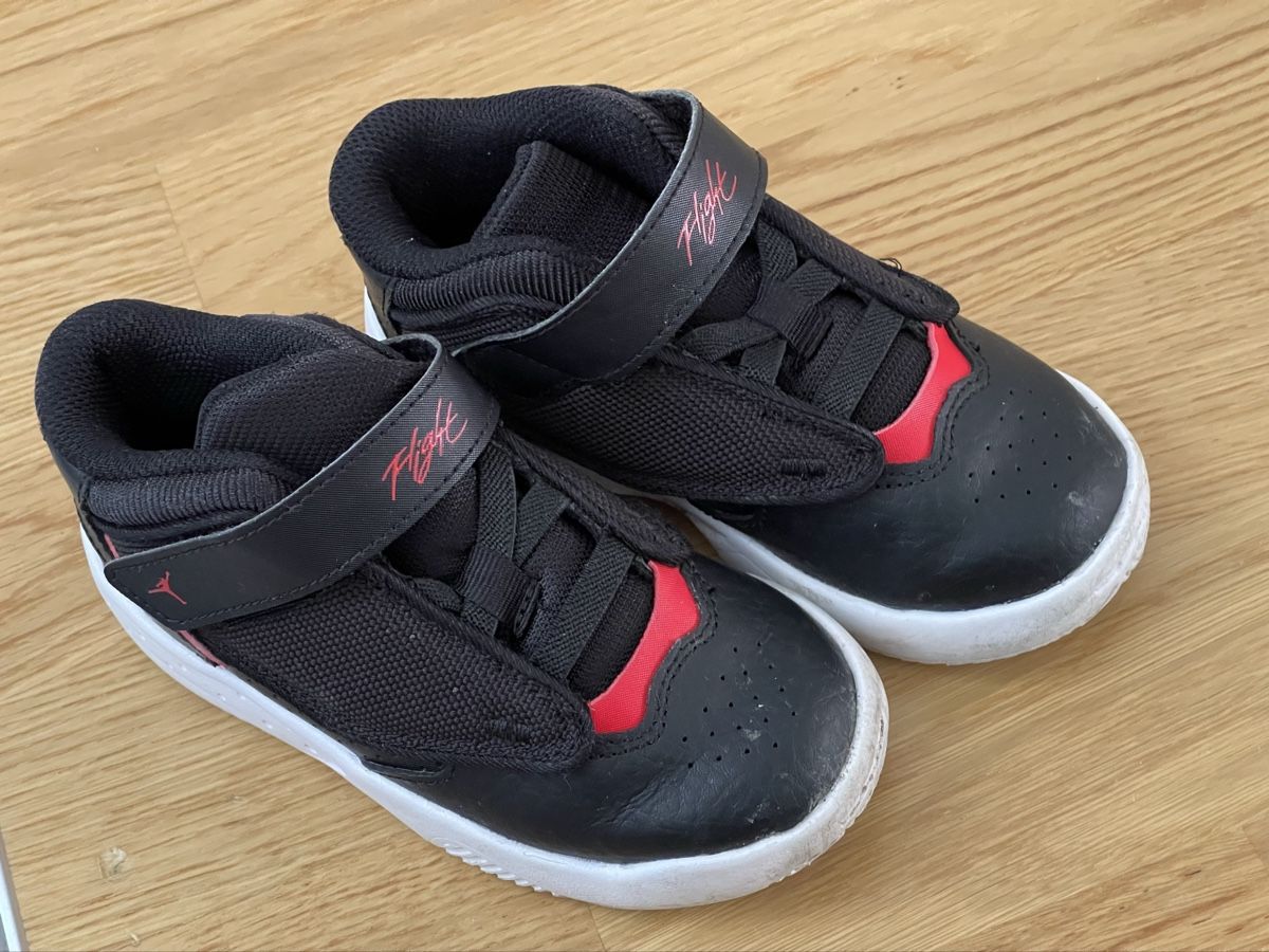 Chaussures garçon: Baskets Nike Jordan noires et rouges – D'occasion à Bussigny par Dali430