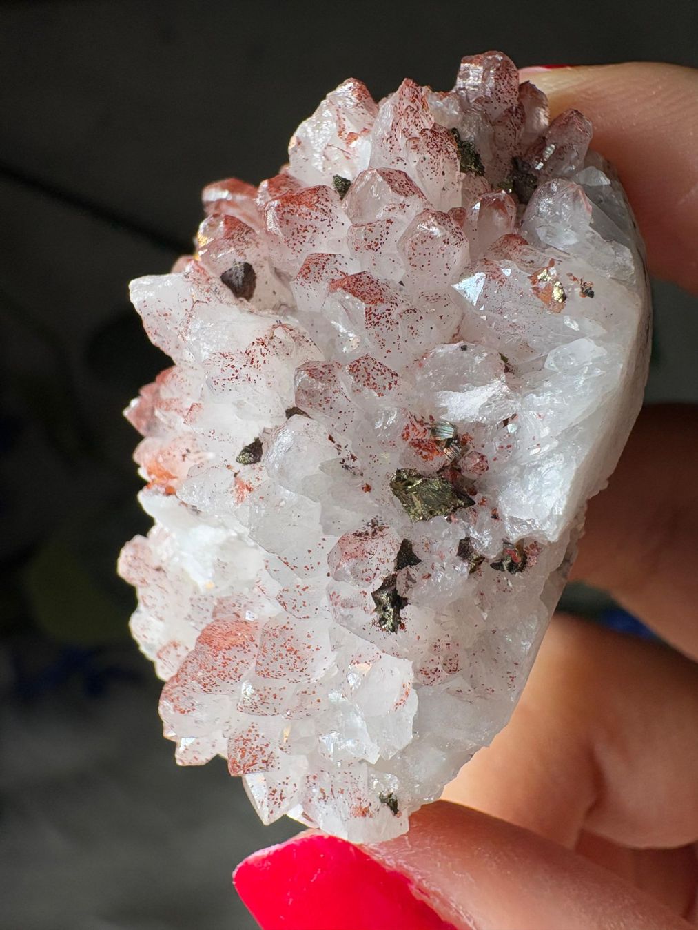 Minerali & Pietre curative: Pyrit auf rotem Quarz-Cluster – Nuovo e nell'imballaggio originale da Neuheim venduto da m.hald 1