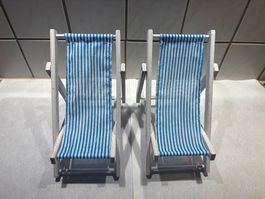Lustige Sommer-Deko, zwei Miniatur Liegestühle