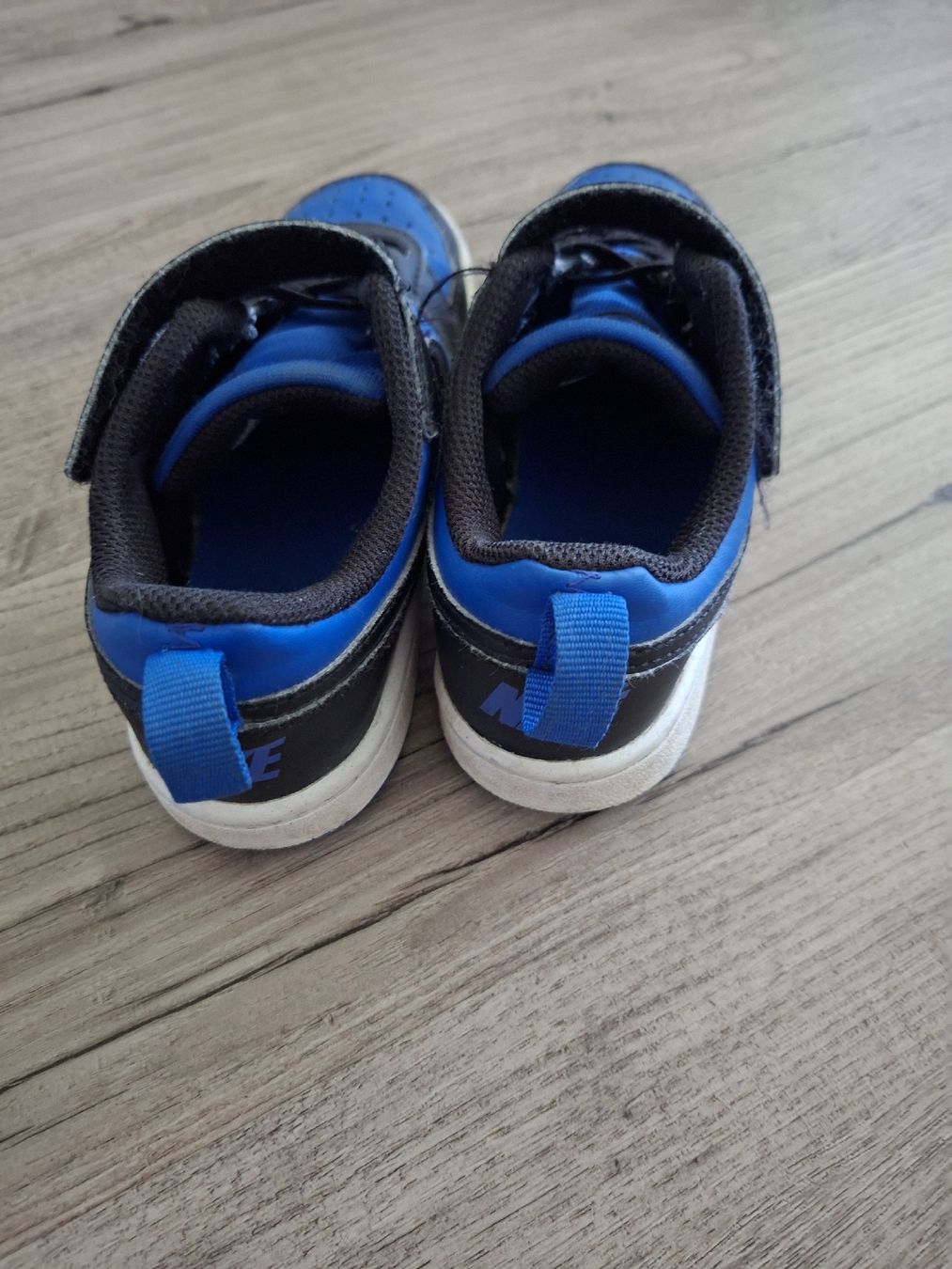 Scarpe per ragazzi: Nike Kinder Turnschuhe Grösse 30 – Usato da Winterthur venduto da Ausmisten2026 1