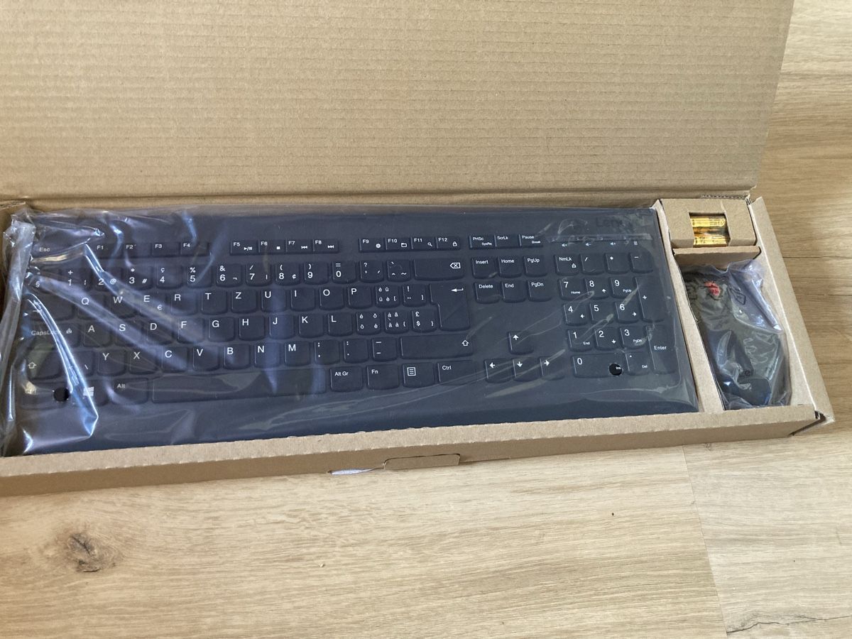 Lenovo Tastiere: Lenovo Wireless Keyboard and Mouse Combo neuwertig – Nuovo (secondo la descrizione) da Wichtrach venduto da Queensparkunite 1
