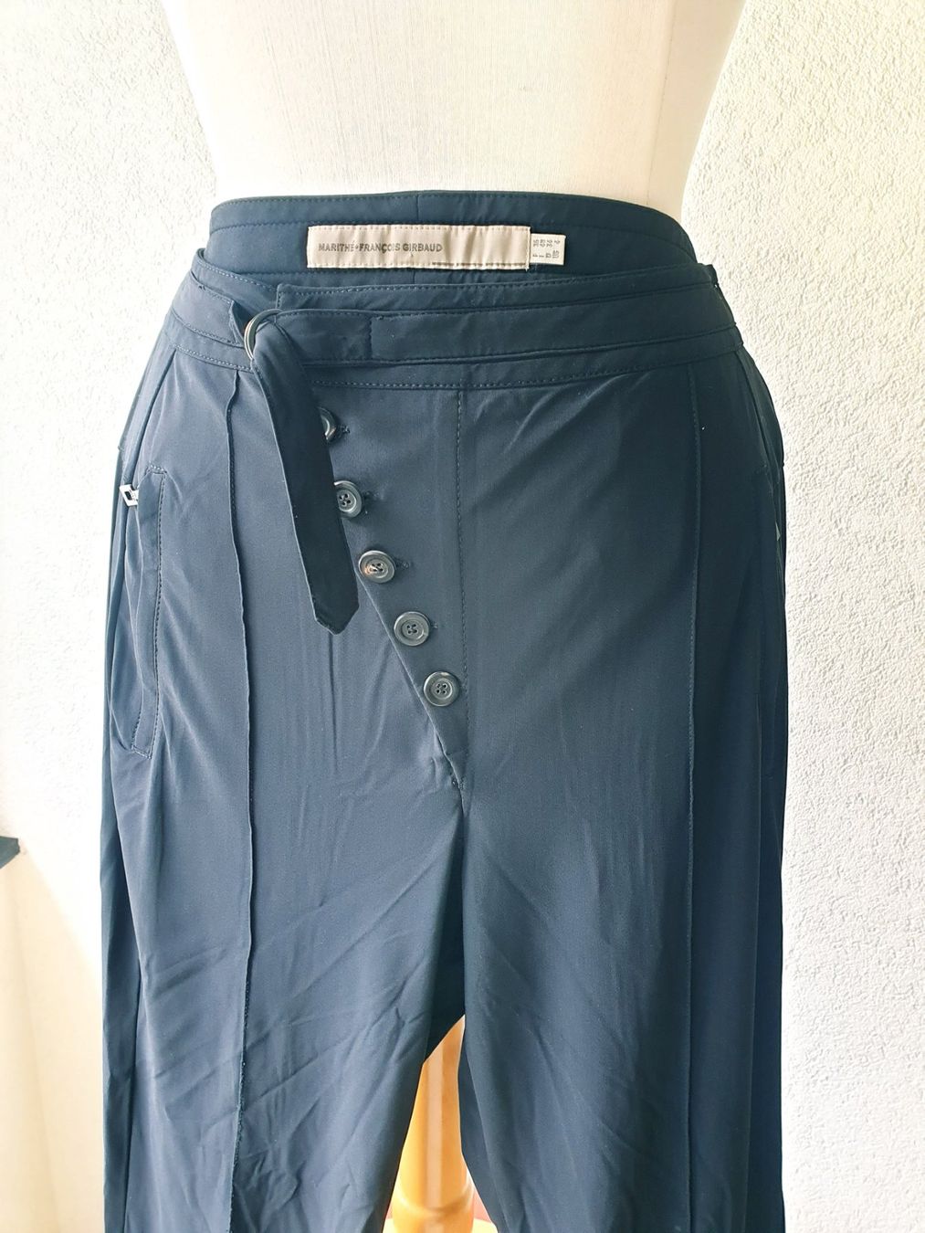 Girbaud Pantaloni: MARITHE FRANCOIS GIRBAUD XS 34 HOSE STOFFHOSE TOP zu bluse – Usato da Elsau venduto da the-colorful-side
