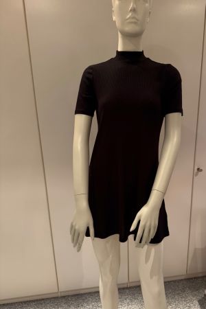 Mini-robe noire côtelée  36