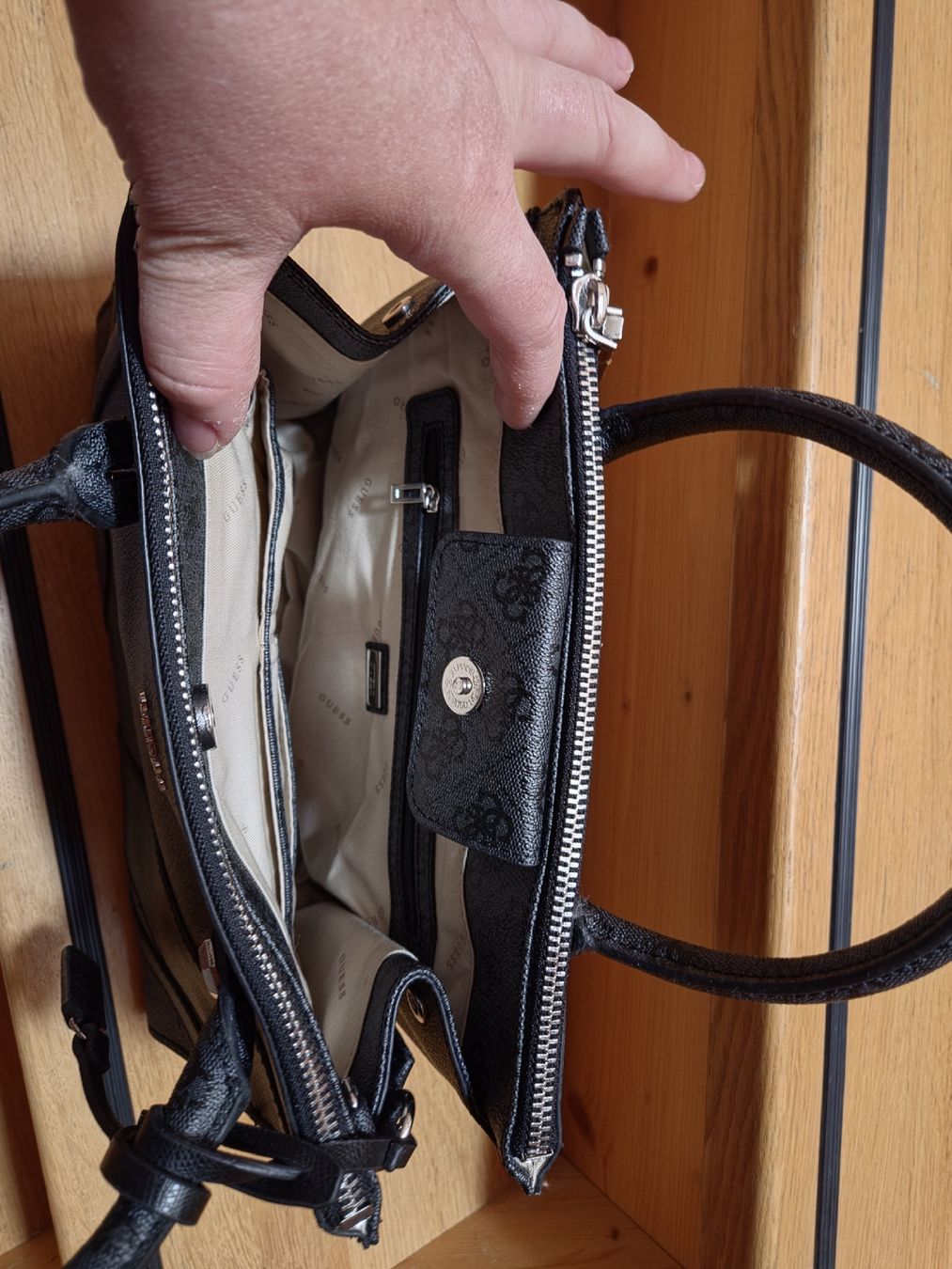Guess Taschen für Damen: Guess Handtasche schwarz, neu – Neu und originalverpackt aus Lanterswil von mar_b5ny 2