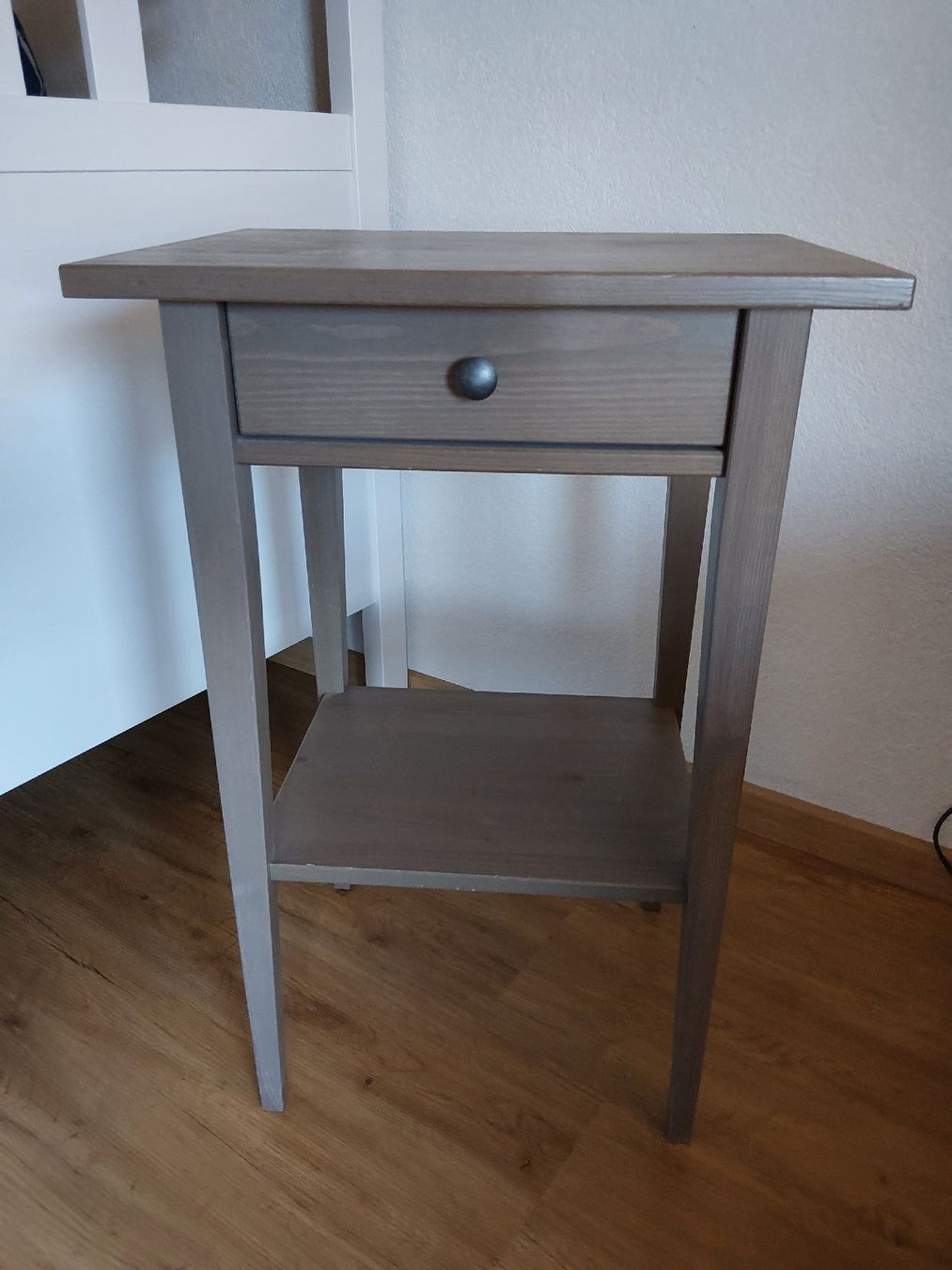 Ikea Comodini: Ikea Nachttisch Hemnes graubraun – Usato da Trubschachen venduto da blixt