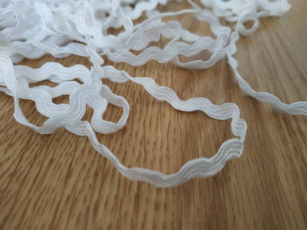 Nastri decorativi: 3 Meter Zig Zag Band Einfassband weiss – Usato da Allschwil venduto da 86d_fmd5 3