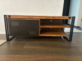 Perfekt erhaltenes TV-Möbel im Industrie-Look.