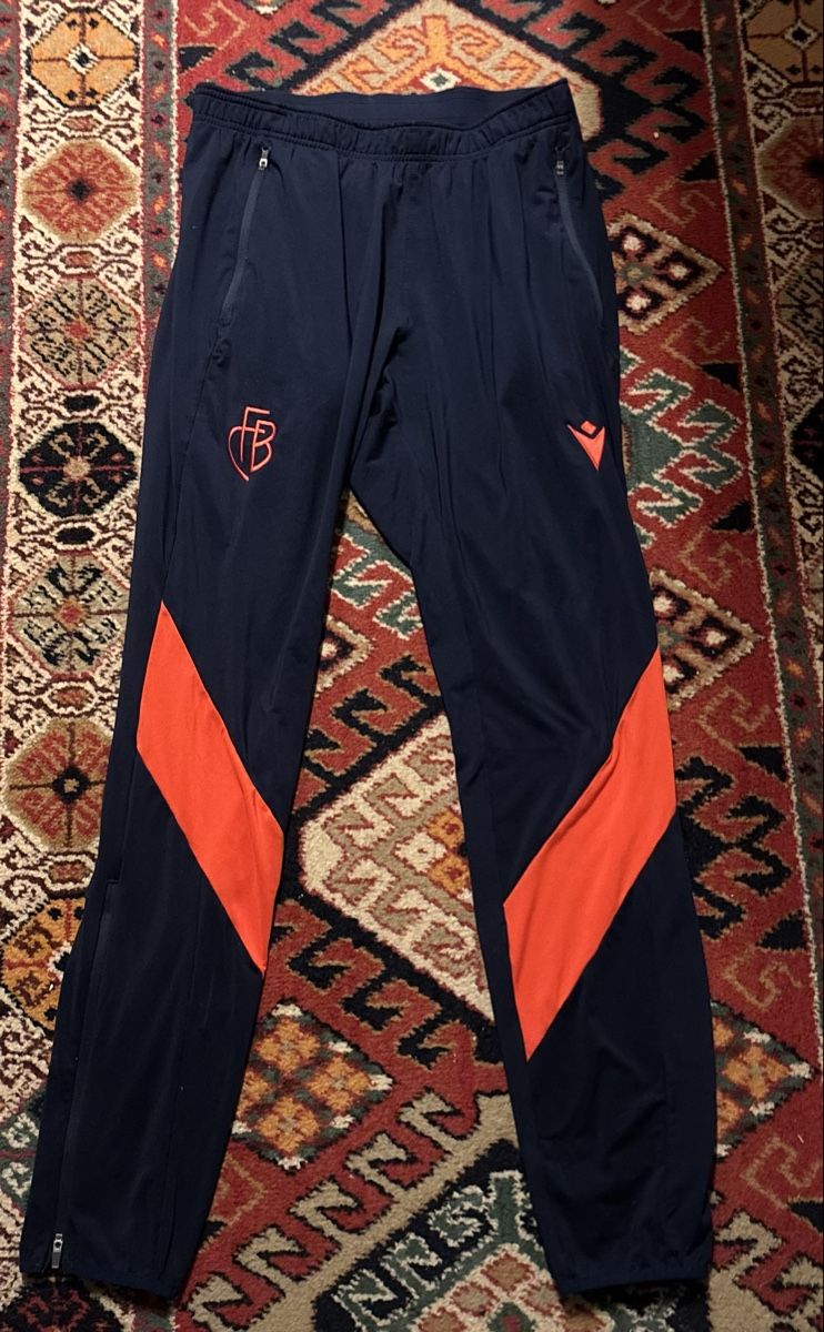 Pantalons: FC BASEL TRAININGSHOSEN Gr.L – D'occasion à Basel par kleinerprinz