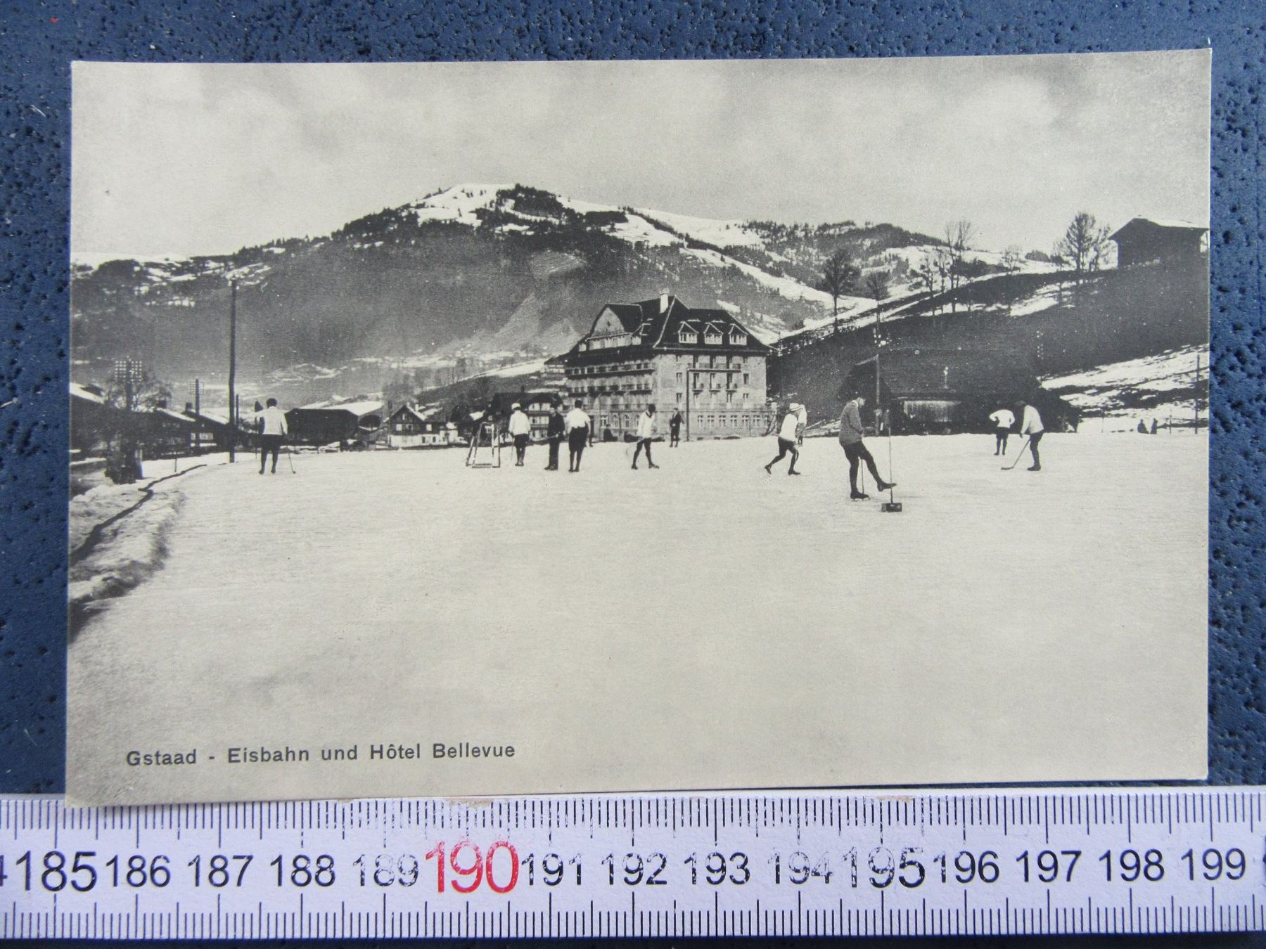 Cartoline postali: GSTAAD BEO AK EISBAHN HOTEL BELLEVUE BELEBT – Usato da Ettingen venduto da Hausi4711