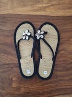 Flip-Flops mit Muscheldekor in Gr. 38