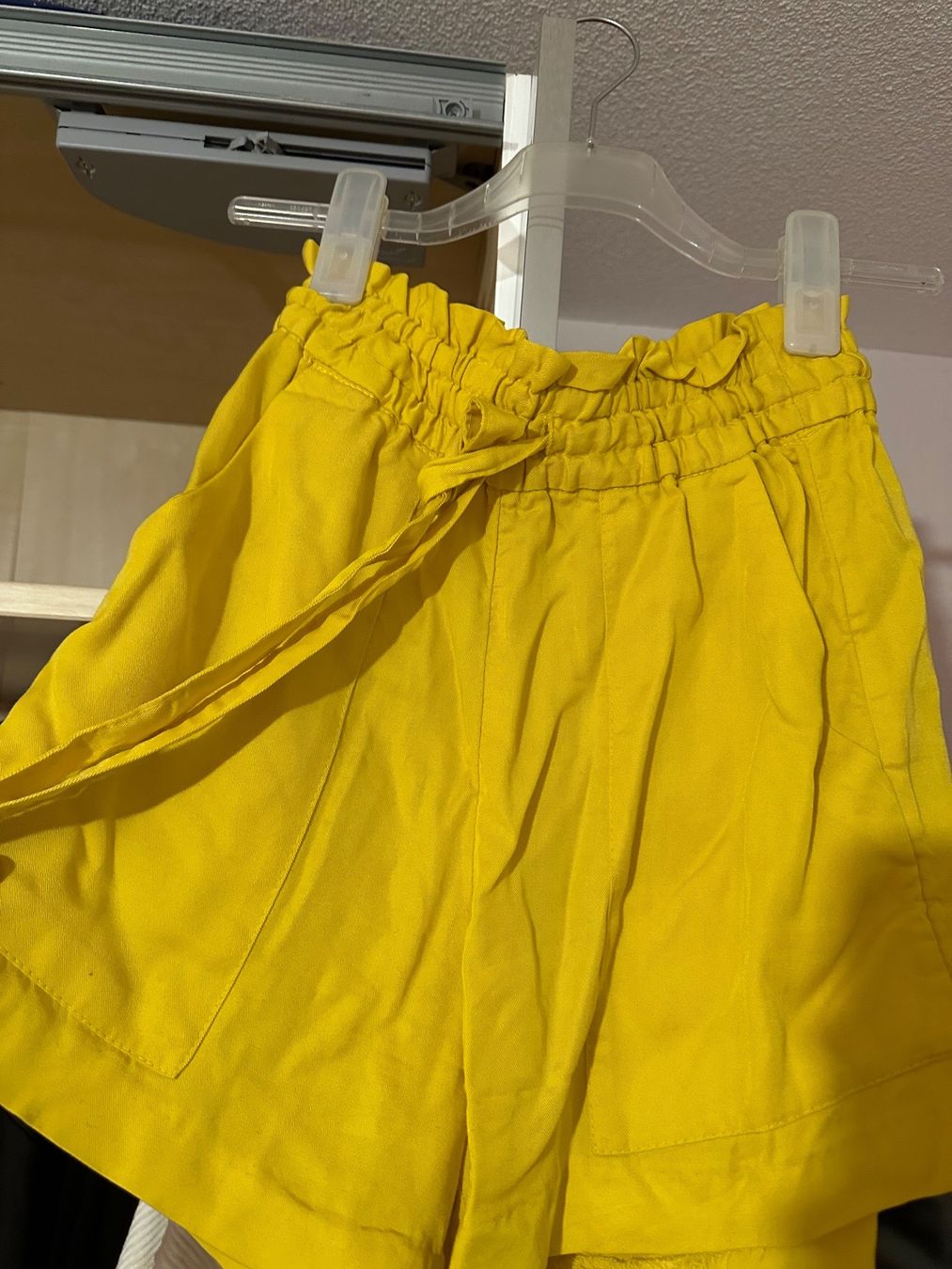 H&M Hosen: Gelbe Shorts Damen – Gebraucht aus Triengen von nes_l8cj 1
