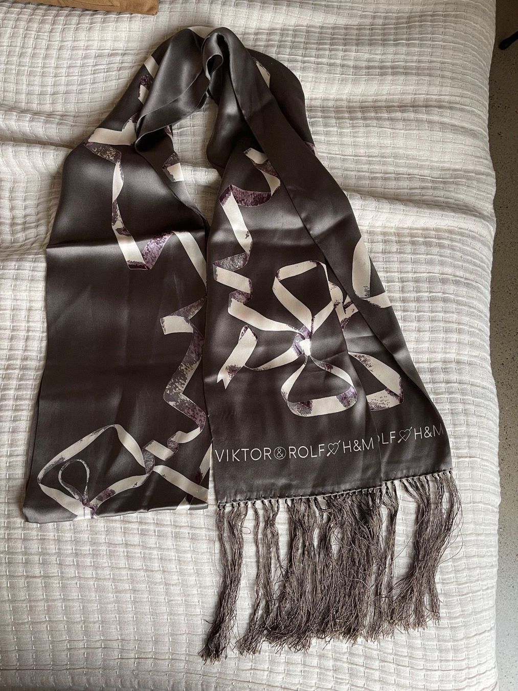 Foulard & Sciarpe: Victor & Rolf H&M Seidenschal – Nuovo (secondo la descrizione) da Brütten venduto da Rod816