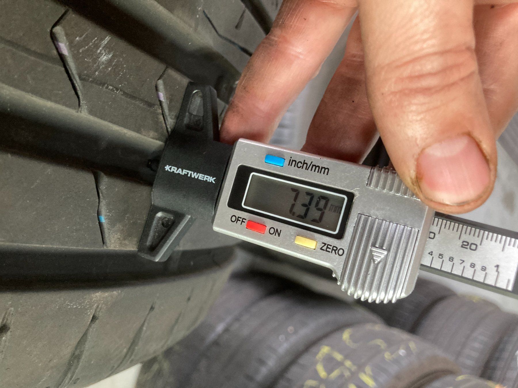 Continental Pneus & Kompletträder: 225/45R17 Continental Sommerpneu – Gebraucht aus Cham von Cham6332 6