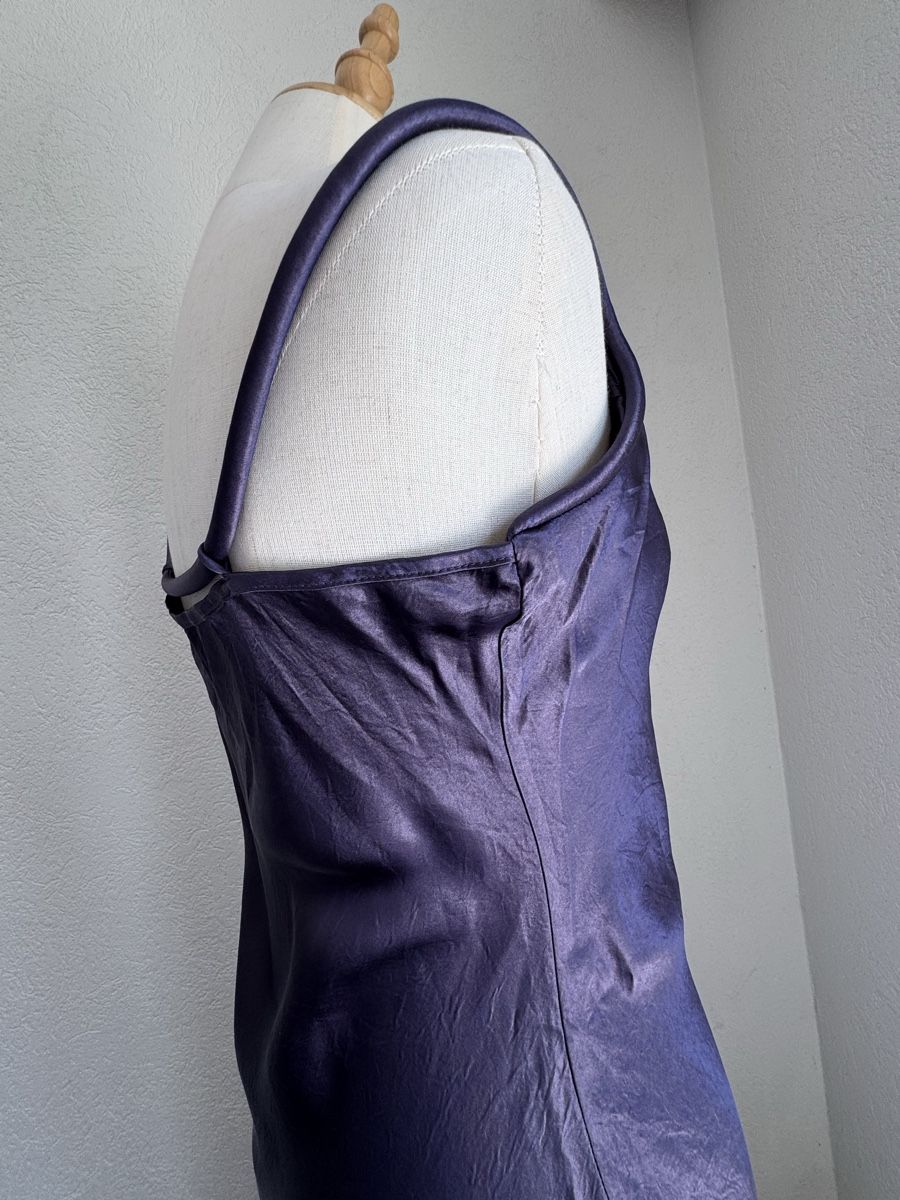 Vestiti: Langes, violettes Kleid, 100 % Acetat, Größe S/M – Nuovo e nell'imballaggio originale da Veyras venduto da ValClasse 2