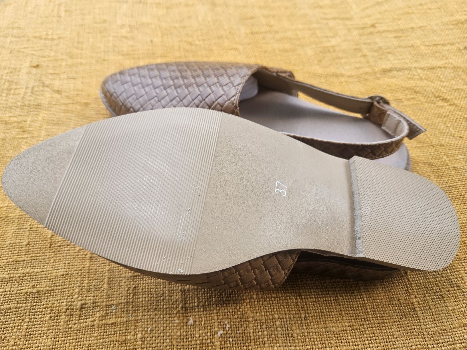 Chaussures femmes: Sandalen beige Gr. 37 – Neuf (Voir description) à Zürich par SarinaE 2