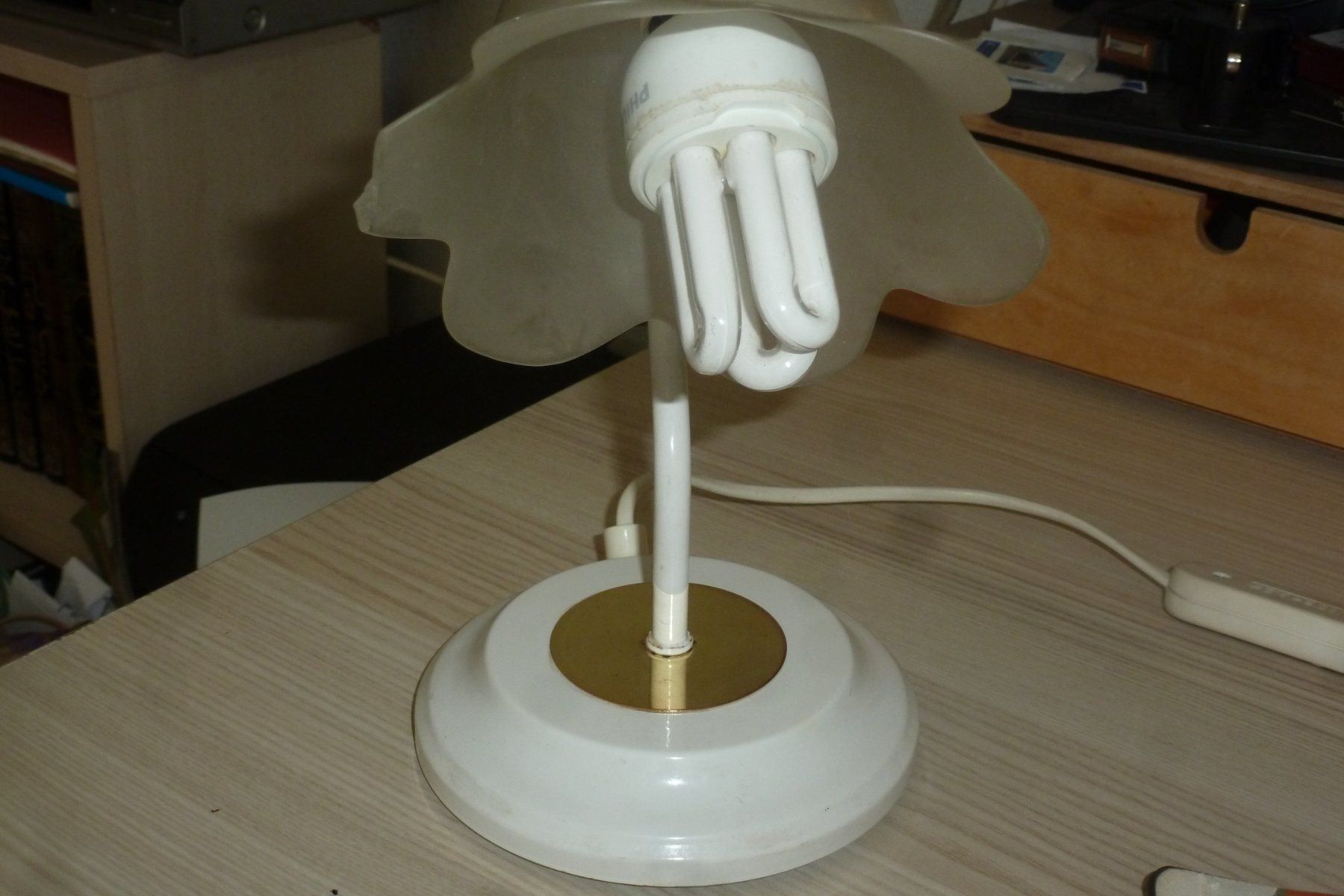 Lampade: Schöne Schreibtischleuchte Weiss Farbe – Usato da Emmen venduto da newdeal1970