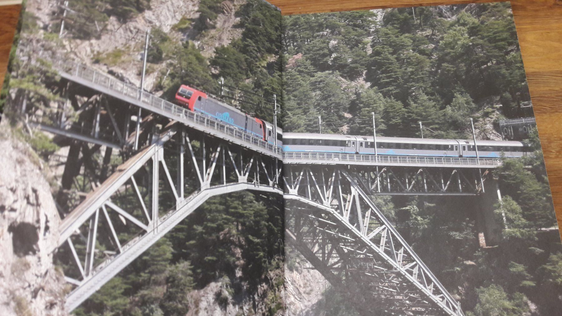 Libri: Buch : Moderne Schweizer Lokomotiven und Triebwagen – Nuovo (secondo la descrizione) da Buttes venduto da Cafe2005 1