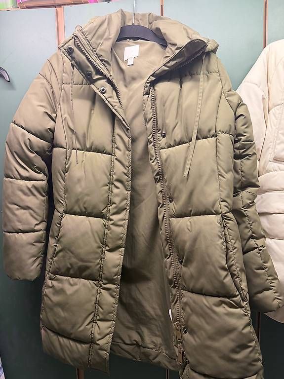 Jacken: WINTERJACKE MIT KAPUZE – Gebraucht aus Märstetten von sha_9p7c