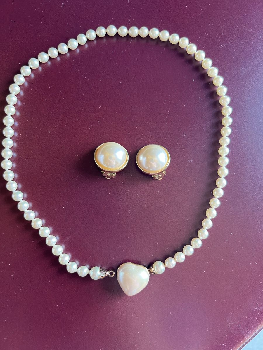 Catenine: Perlenkette mit Herzanhänger & Ohrclips, elegant – Nuovo (secondo la descrizione) da Betschwanden venduto da Dognose